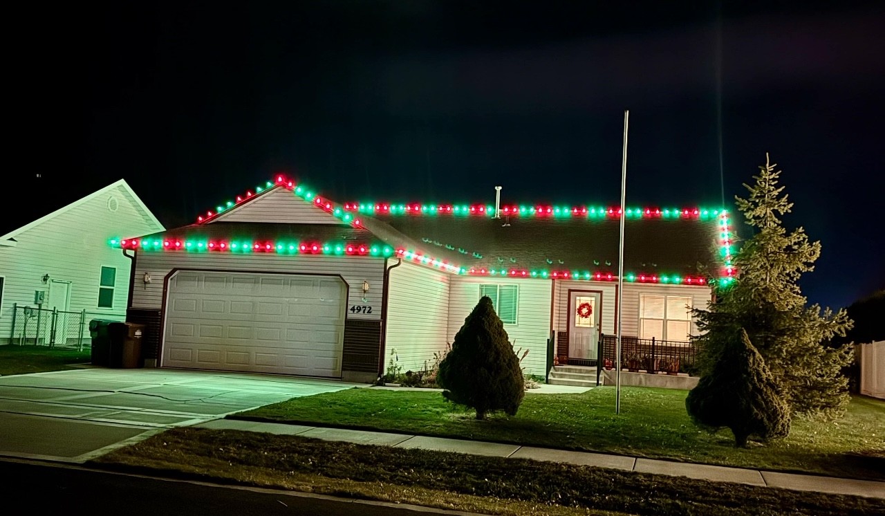 Pocatello home with red and green C9 Christmas lights