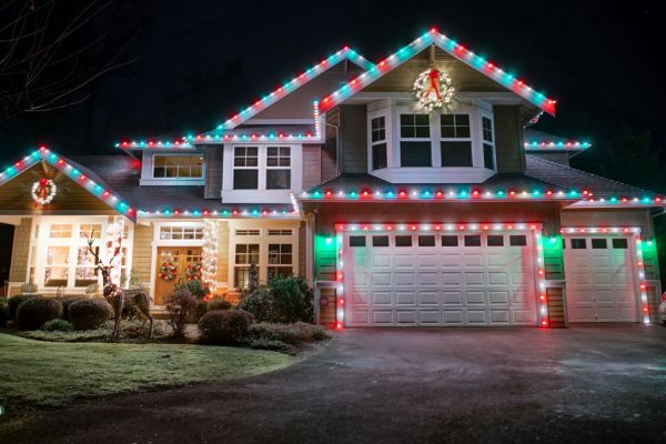 Blackfoot home with classic red and green C9 Christmas lights